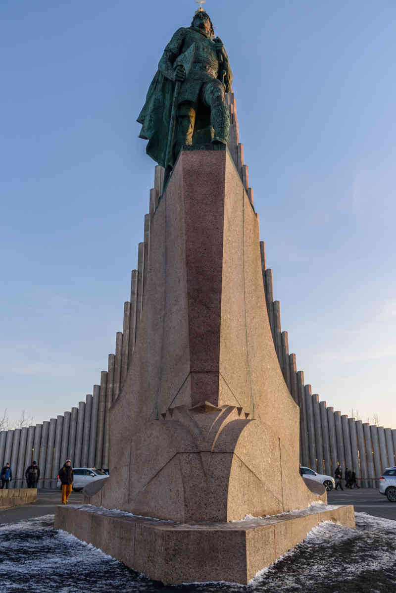 Islandia 019 - Reykjavik - monumento a Leif Eriksson.jpg